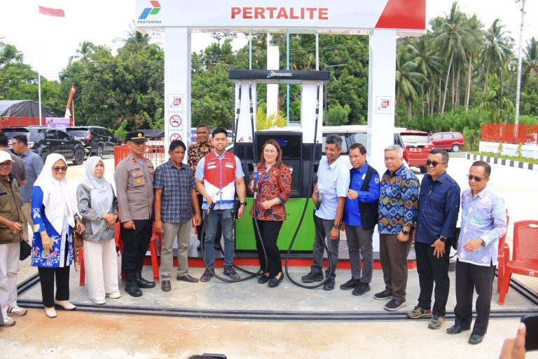 Bupati Donggala Tinjau Pembangunan SPBUN di Batusuya, Serahkan Kartu KUSUKA untuk Nelayan