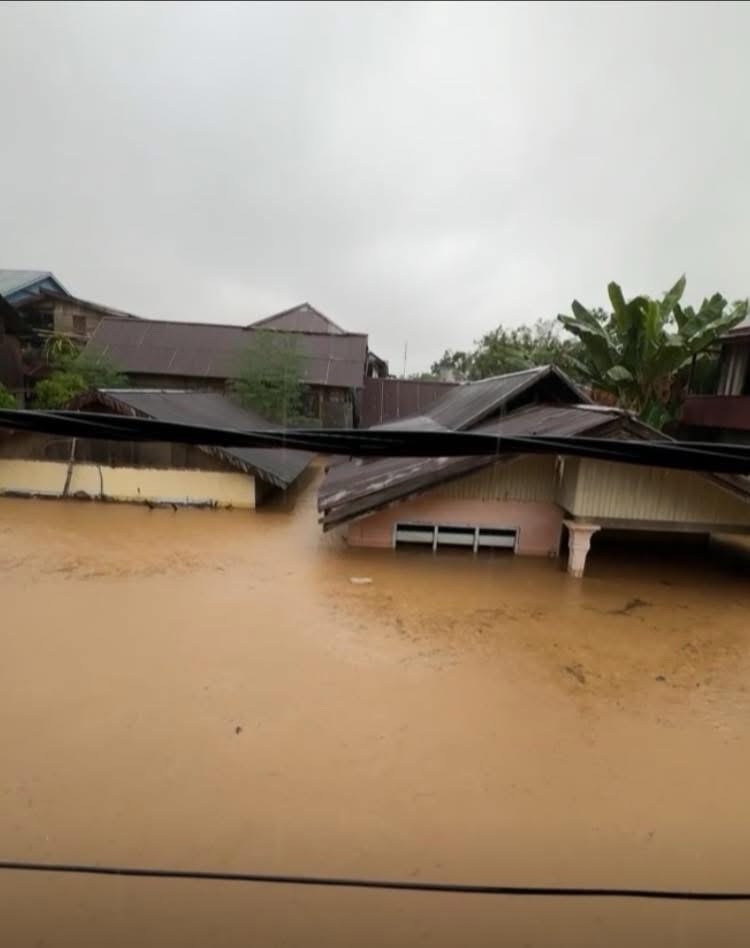 Banjir Besar Rendam Toli-Toli, Air Capai Atap Rumah Warga di Tuweley