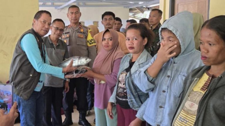 Cegah Stunting, Pemkab Donggala Salurkan Bantuan Ikan Bergizi ke Warga Desa Saloya
