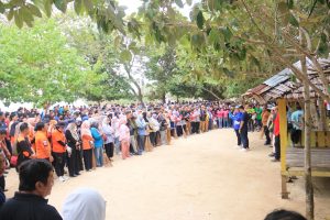 Bupati Vera Laruni Turun Langsung Pimpin Aksi Bersih Pantai Wisata Bonebula